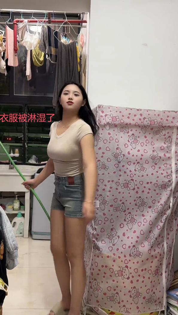 生因衣服被淋湿约会泡汤生气的样子太可爱凯发K8国际娱乐这样的女生谁在谈？女(图4)